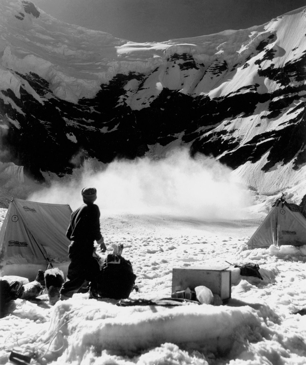 Camp de base et avalanche à proximité ! A 5100 m. - Fosco Maraini