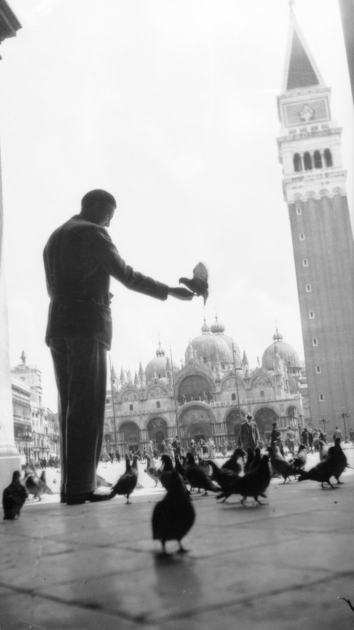 Japon et Italie : le sculpteur Ernesto Michahelles a dit Thayaht sur la place Saint-Marc à Venise - Fosco Maraini