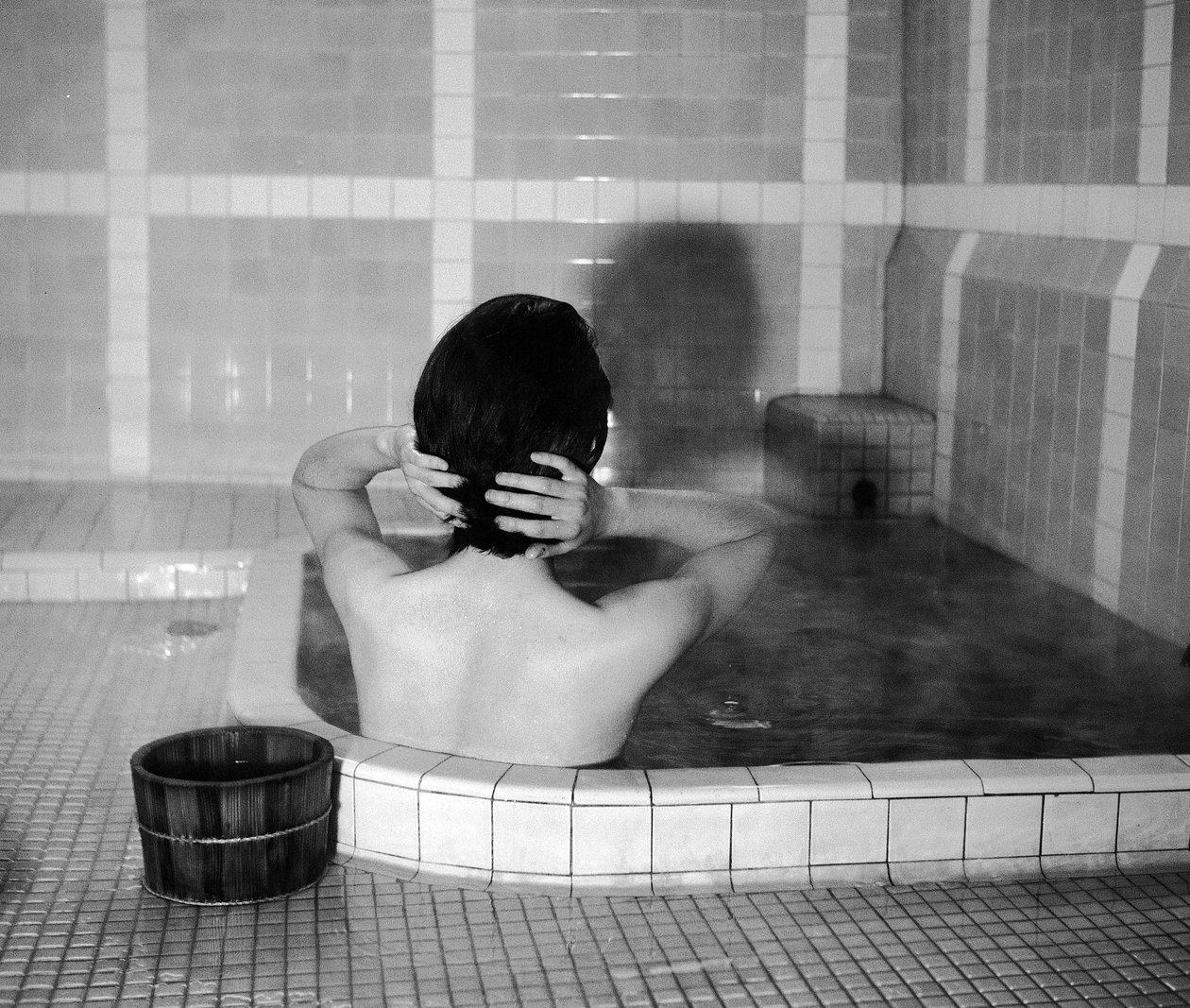 Kyoto : Taeko dans le bain - Fosco Maraini