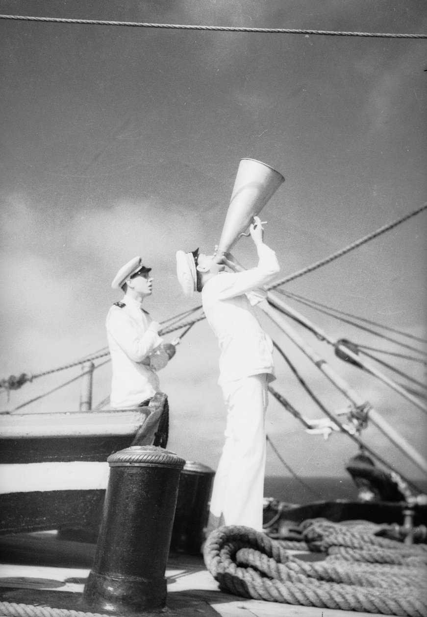 Sur le navire-école Amerigo Vespucci : des cadets avec un mégaphone - Fosco Maraini