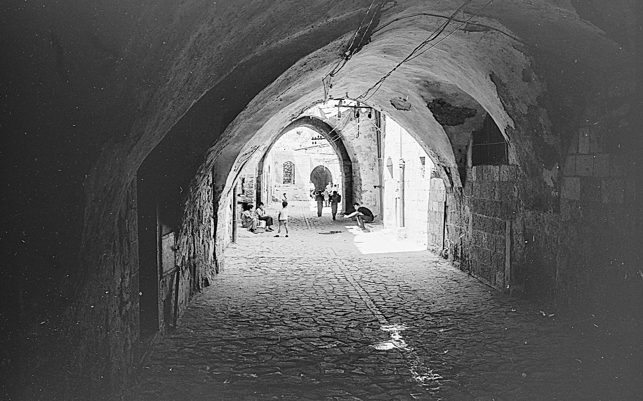 Route dans les souks de la vieille ville de Jérusalem - Fosco Maraini