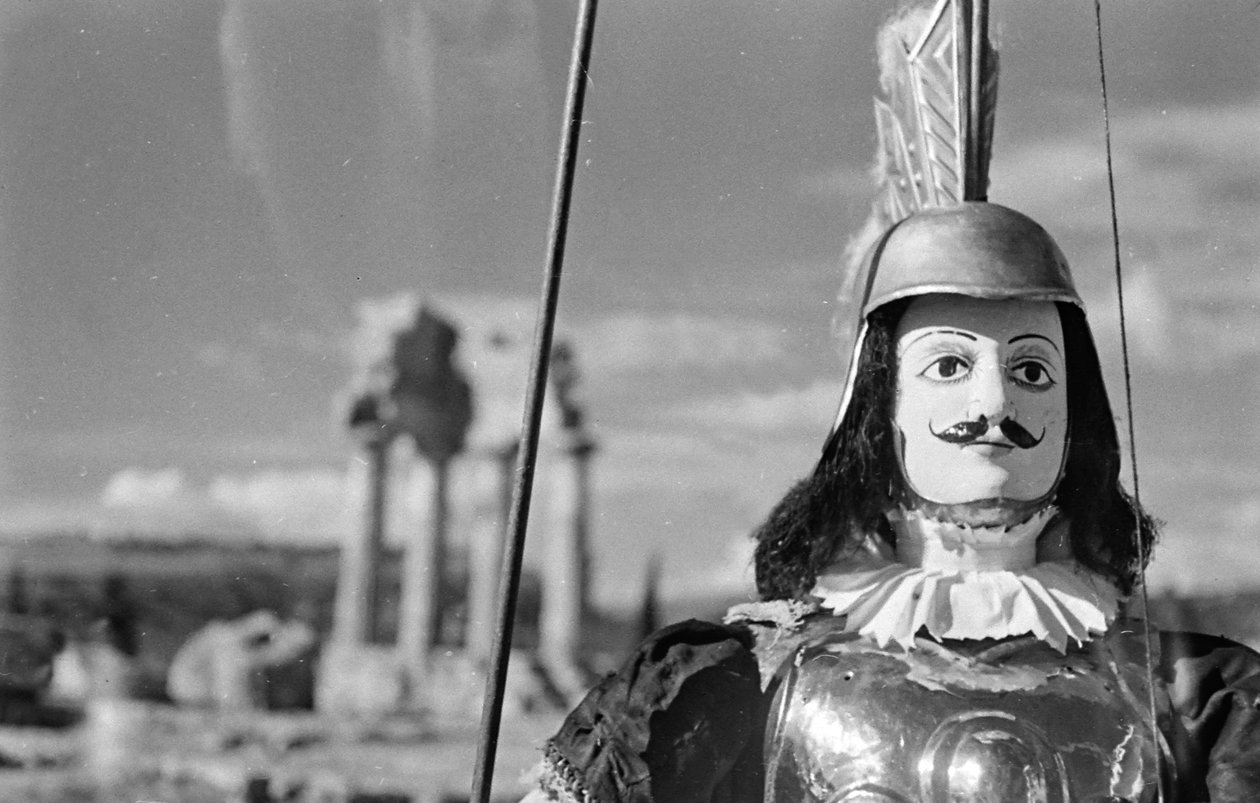 Marionnette sicilienne. En arrière-plan, le temple de Castor et Pollux ou Castor et Pollux dans la vallée des temples d