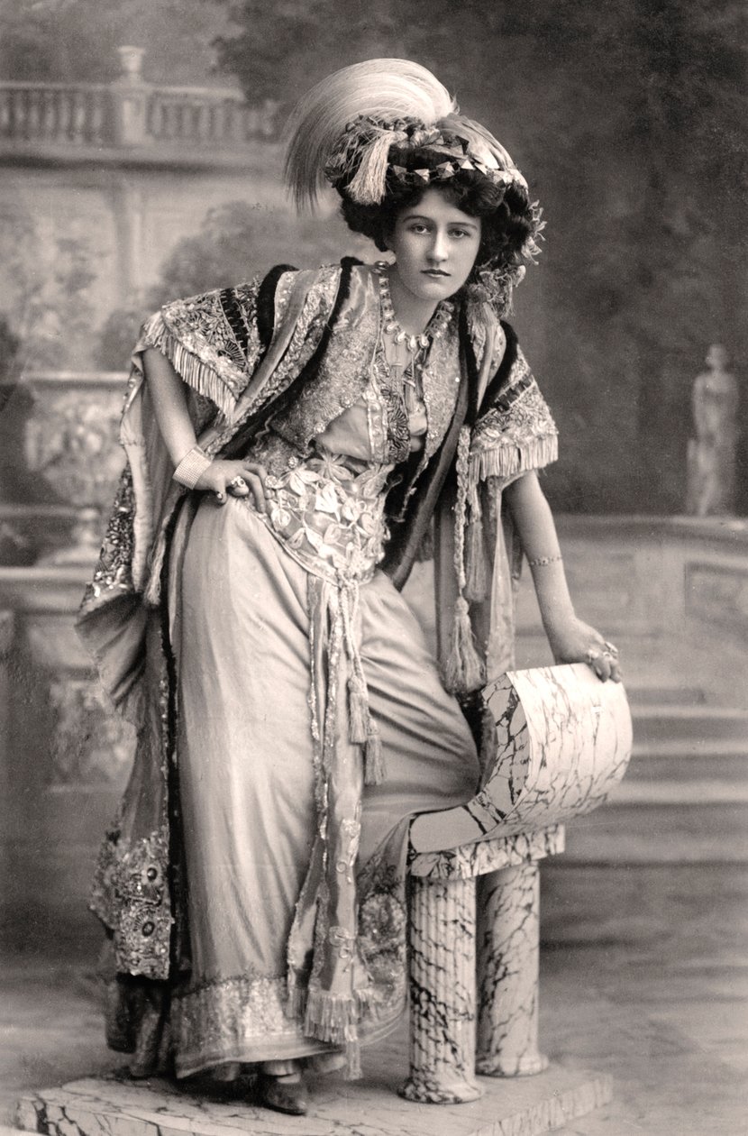Elizabeth Firth, actrice, 1908 - Foulsham and Banfield