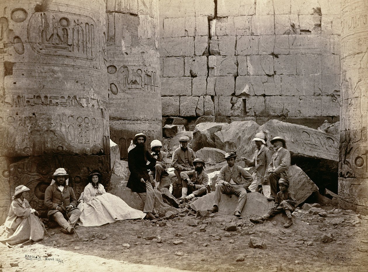 Photographie de groupe dans la salle des colonnes, Karnak, Thèbes, 1862 - Francis Bedford