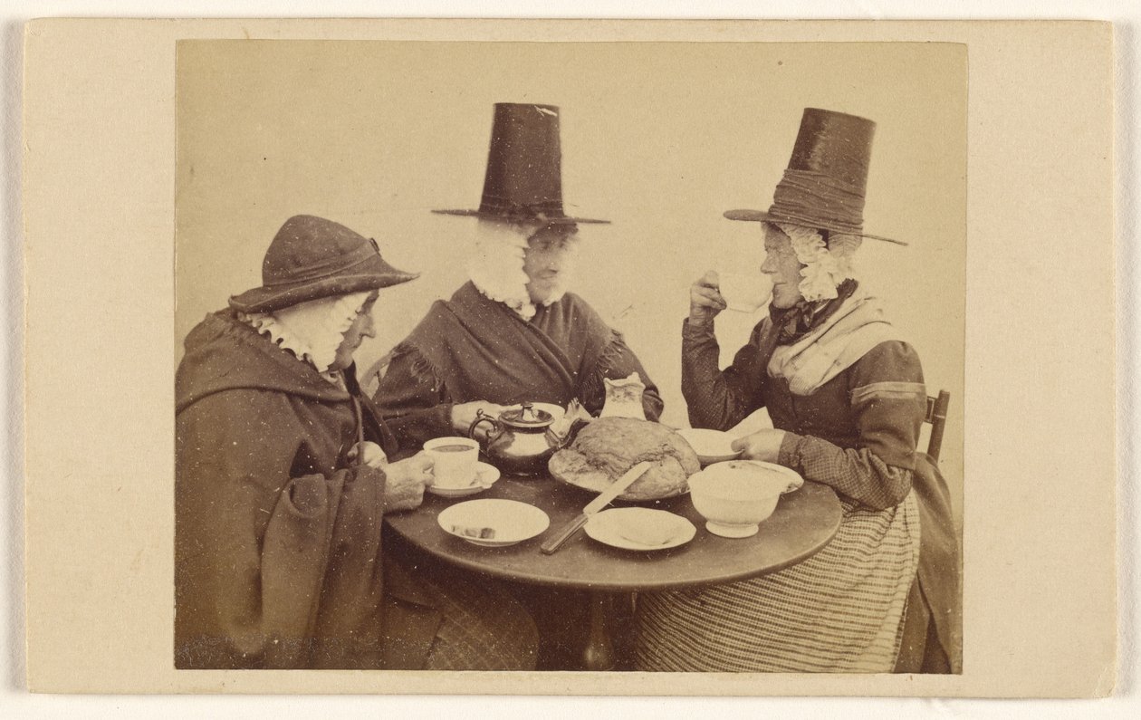 [Trois dames galloises assises à une table prenant le thé] - Francis Bedford