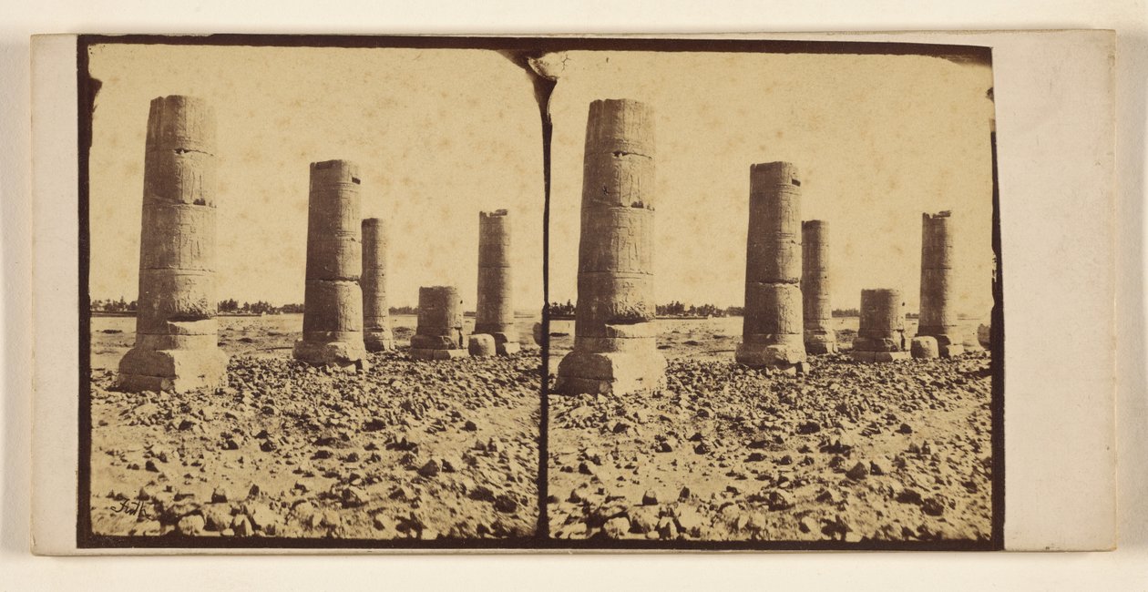 Colonnes dénudées dans le désert, peut-être à Thèbes - Francis Frith