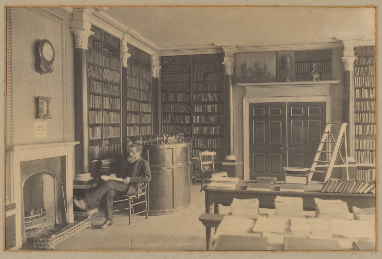 [Homme lisant dans une bibliothèque] - Frank Meadow Sutcliffe