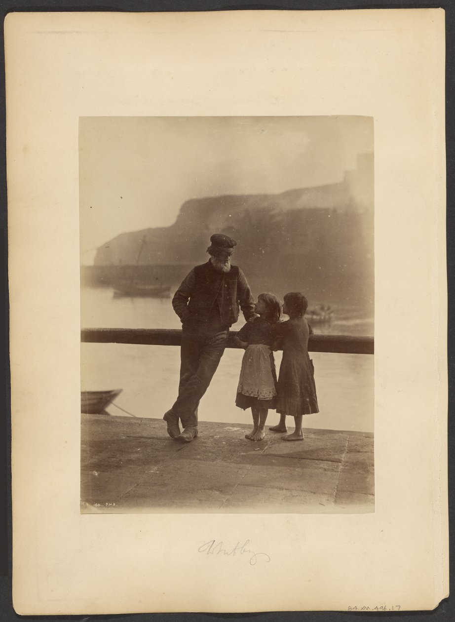 [Vieil homme et deux filles] - Frank Meadow Sutcliffe