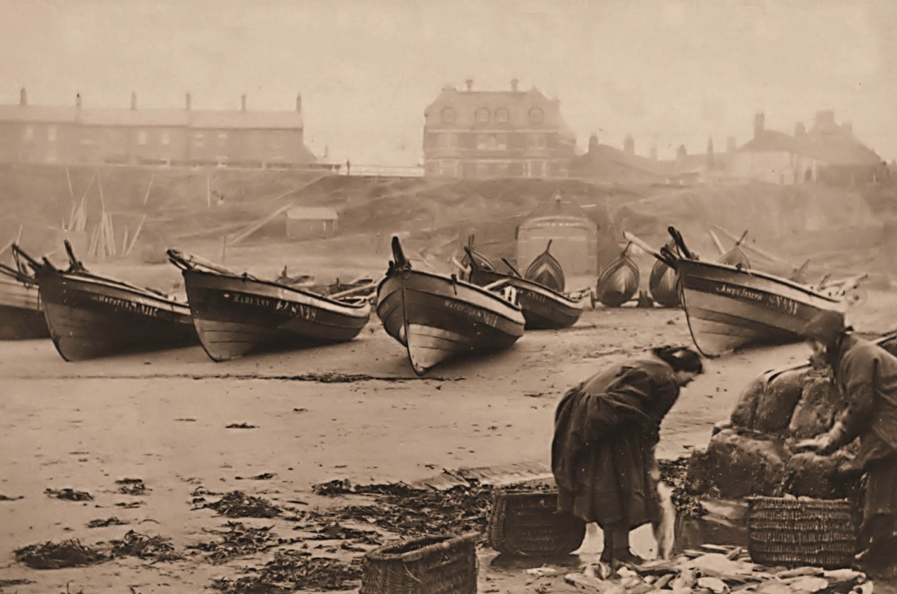 Femmes chargeant du poisson dans des paniers depuis les bateaux de pêche, port de Whitby - Frank Meadow Sutcliffe