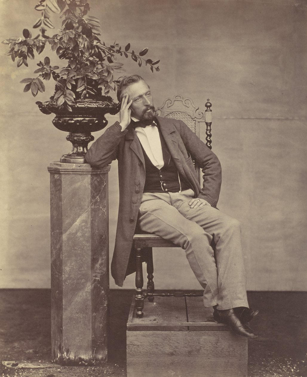 [Mathias Höusermann assis avec le coude sur un piédestal tenant un vase de fleurs], années 1850-60 - Franz Antoine