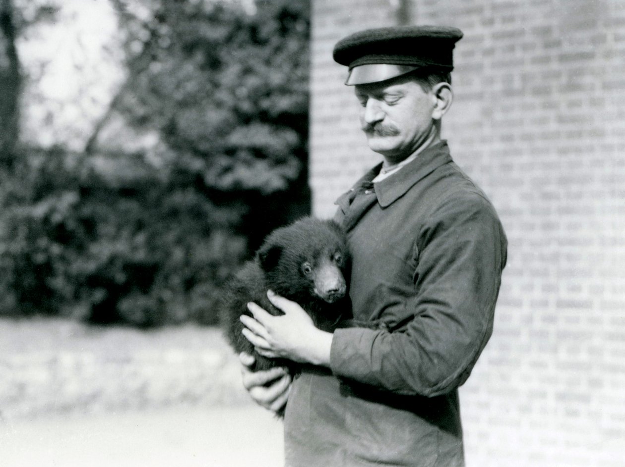 Un gardien tient un ourson paresseux au zoo de Londres, août 1921 - Frederick William Bond