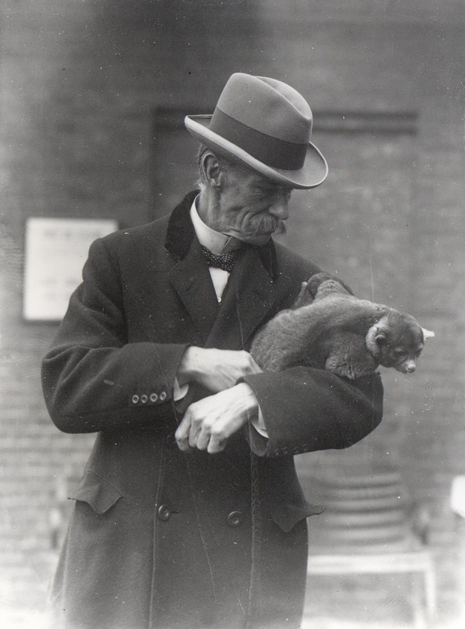 R. I. Pocock avec un kinkajou - Frederick William Bond