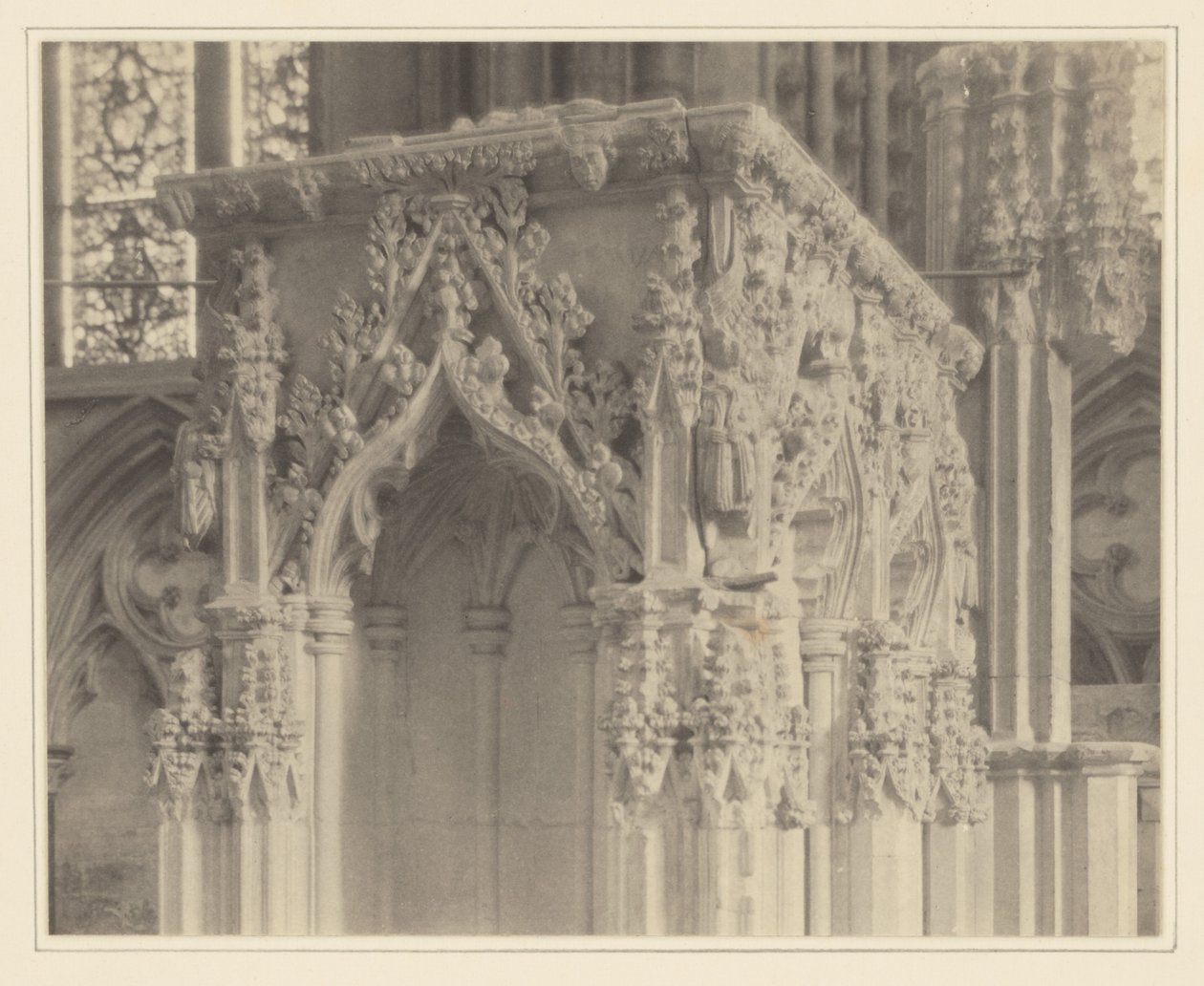 [Cathédrale de Lincoln, détail de la châsse portative] - Frederick H. Evans