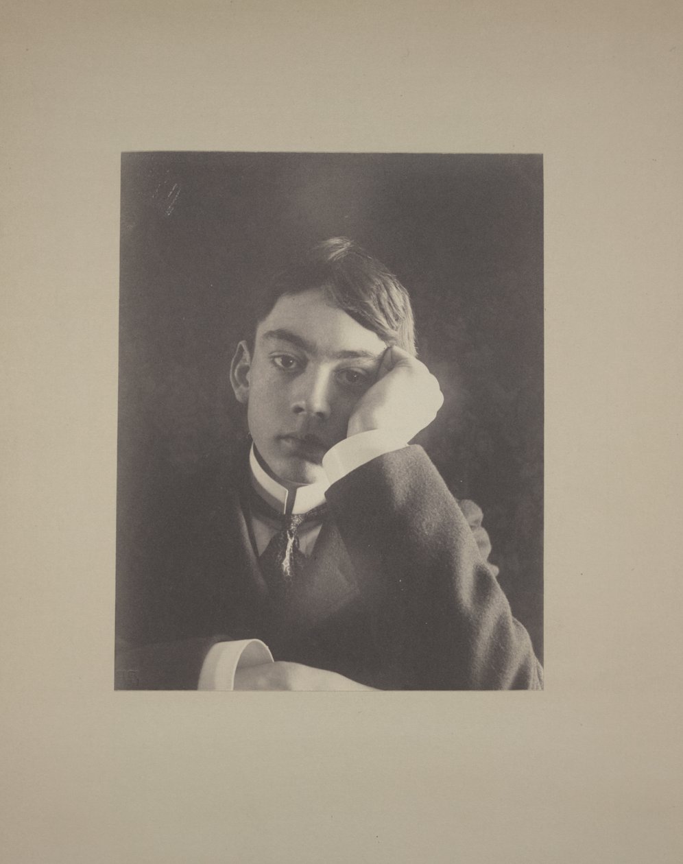 Garçon en costume avec la main contre le visage, vers 1896 - Frederick Holland Day