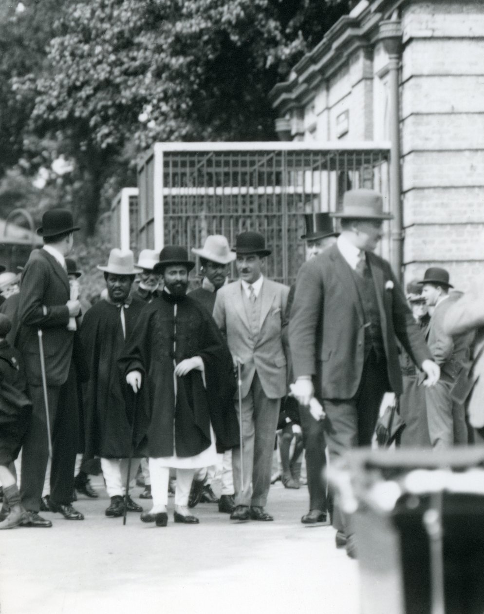 Sir Peter Chalmers Mitchell avec le régent éthiopien Haile Selassie et son entourage, Zoo de Londres - Frederick William Bond