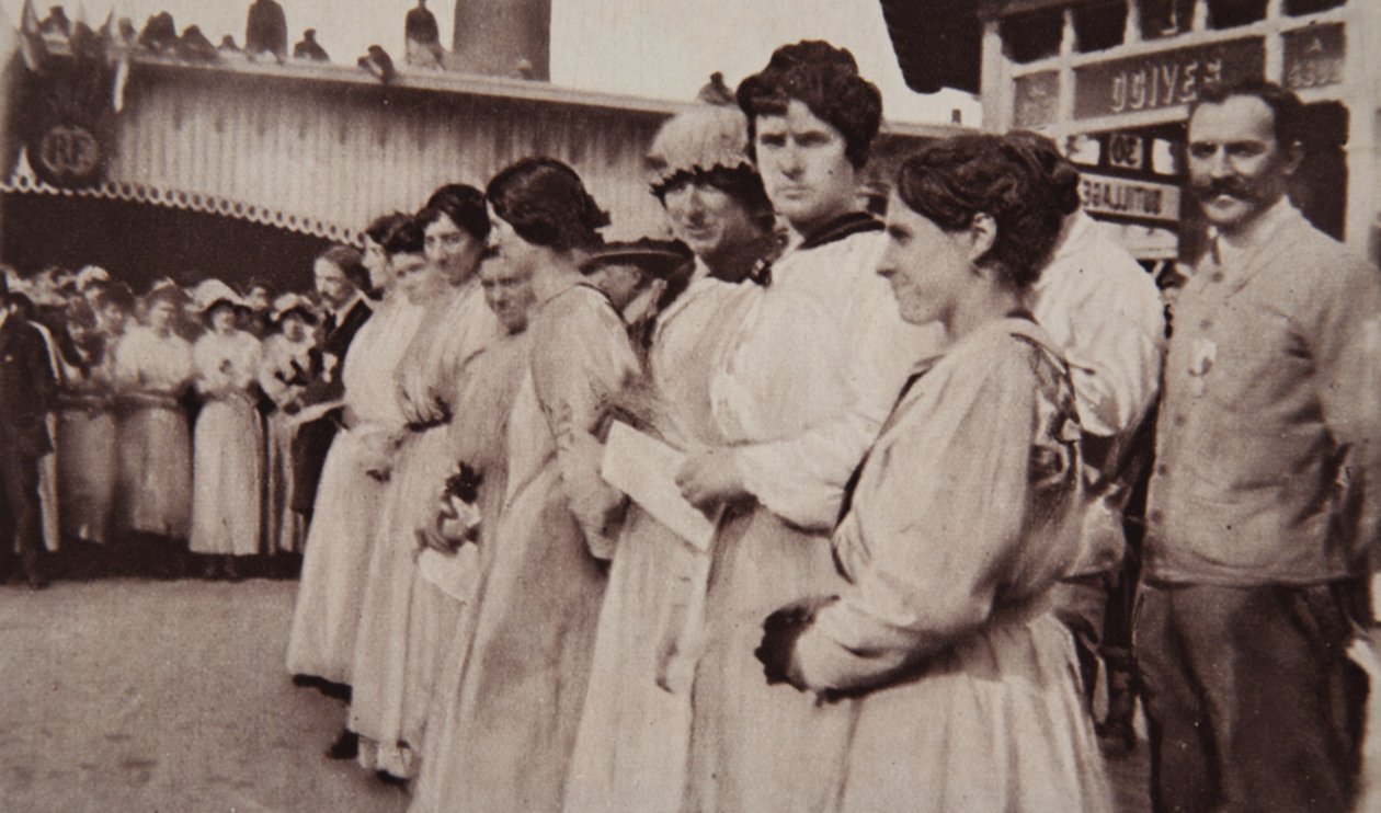 Un honneur impérial pour les travailleurs français : le Général Gilinski décorant des femmes, de The Illustrated War News, 12 juillet 1916 - French Photographer