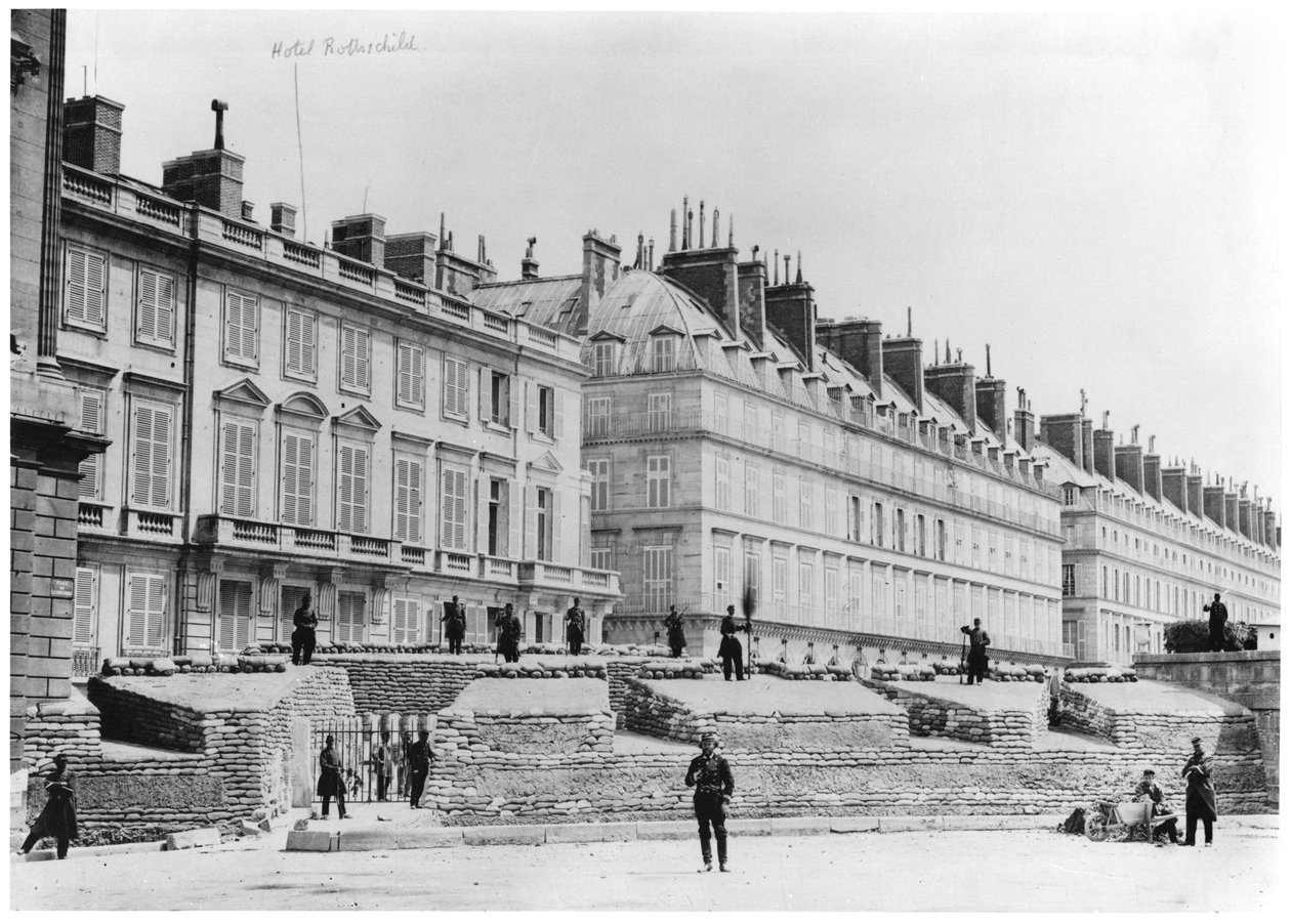Barricade pendant la Commune de Paris dans la rue de Rivoli, 1871 - French Photographer