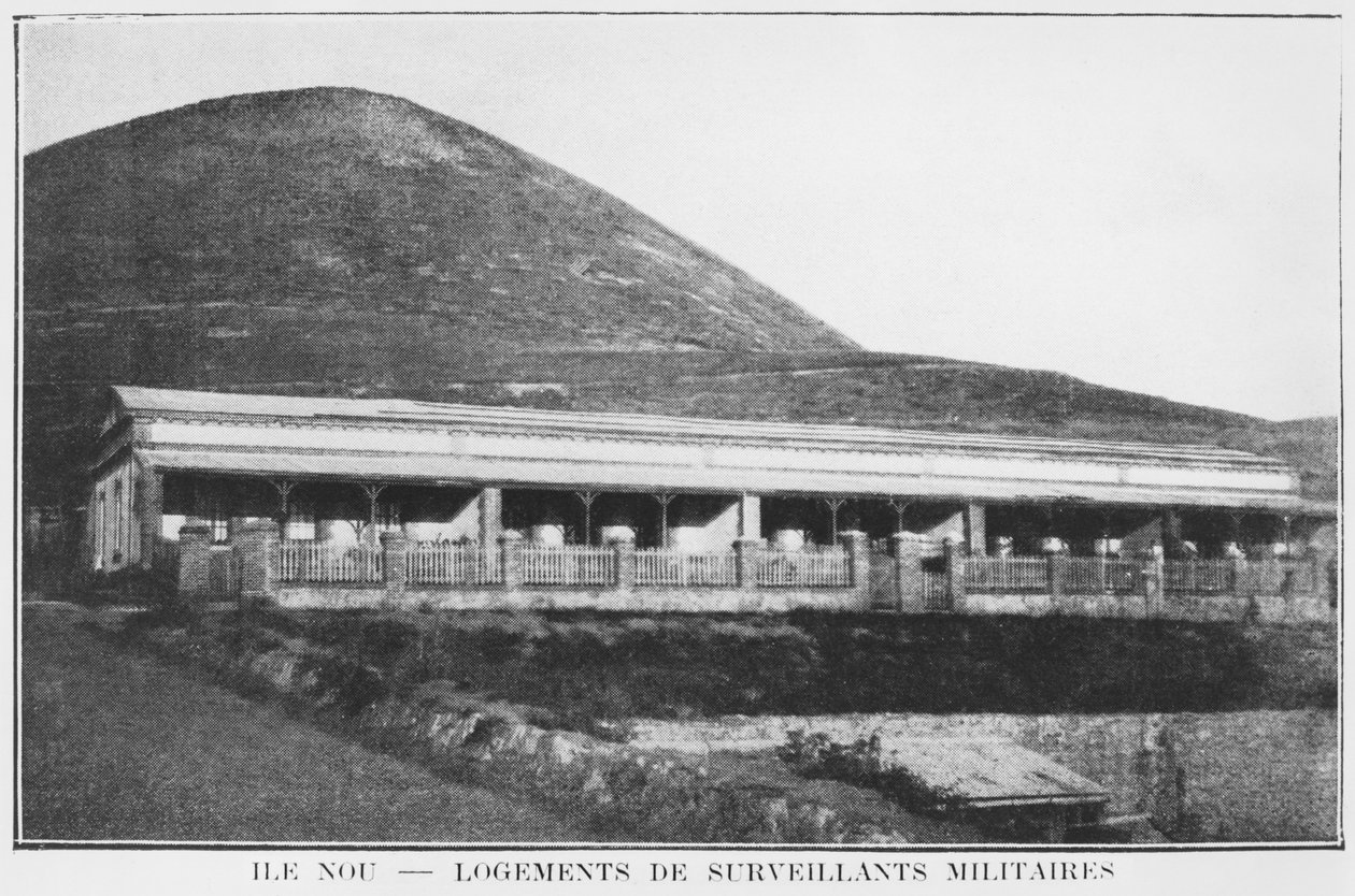 Nouvelle-Calédonie, Île de Nou, logement des gardiens militaires, de La Dépêche Coloniale, 1903 - French Photographer