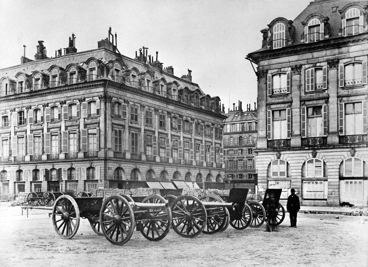 Rue de Paris avec barricade et canons, 1870 - French Photographer