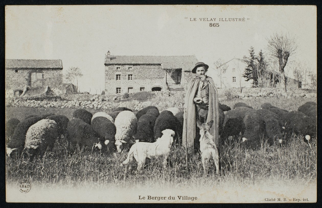 Carte postale représentant un berger dans un village, vers 1900 - French Photographer