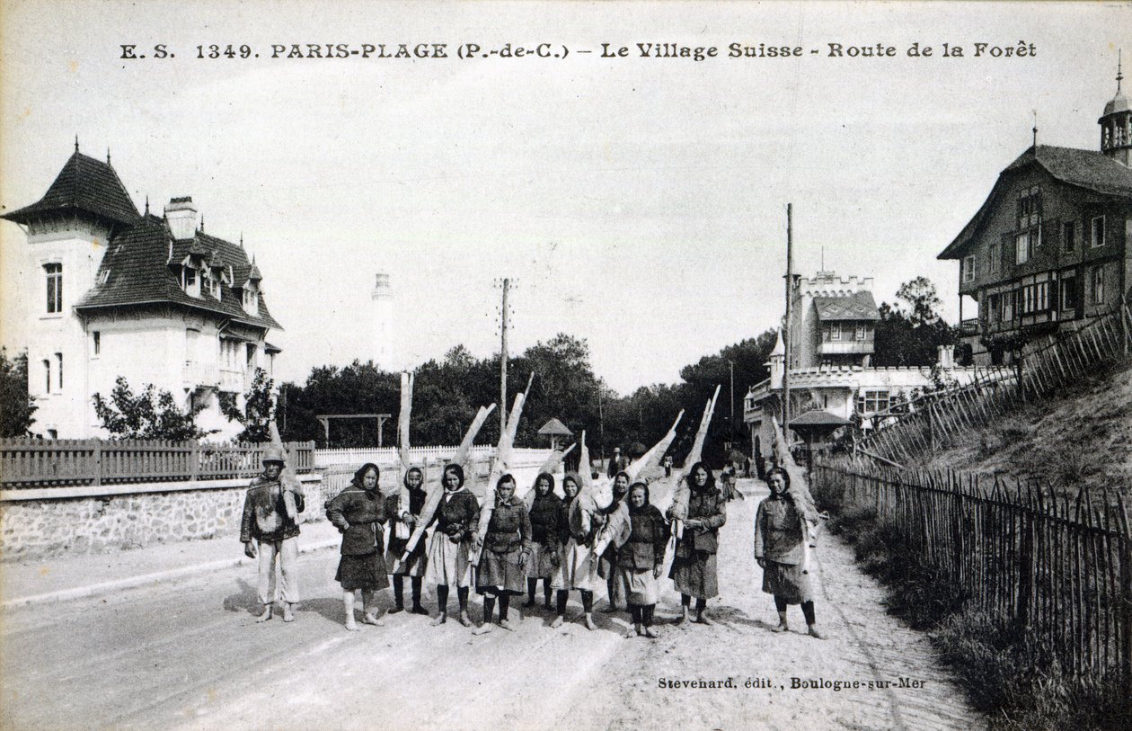 Carte postale représentant des pêcheurs de crevettes au Village Suisse, Paris-Plage, vers 1910 - French Photographer