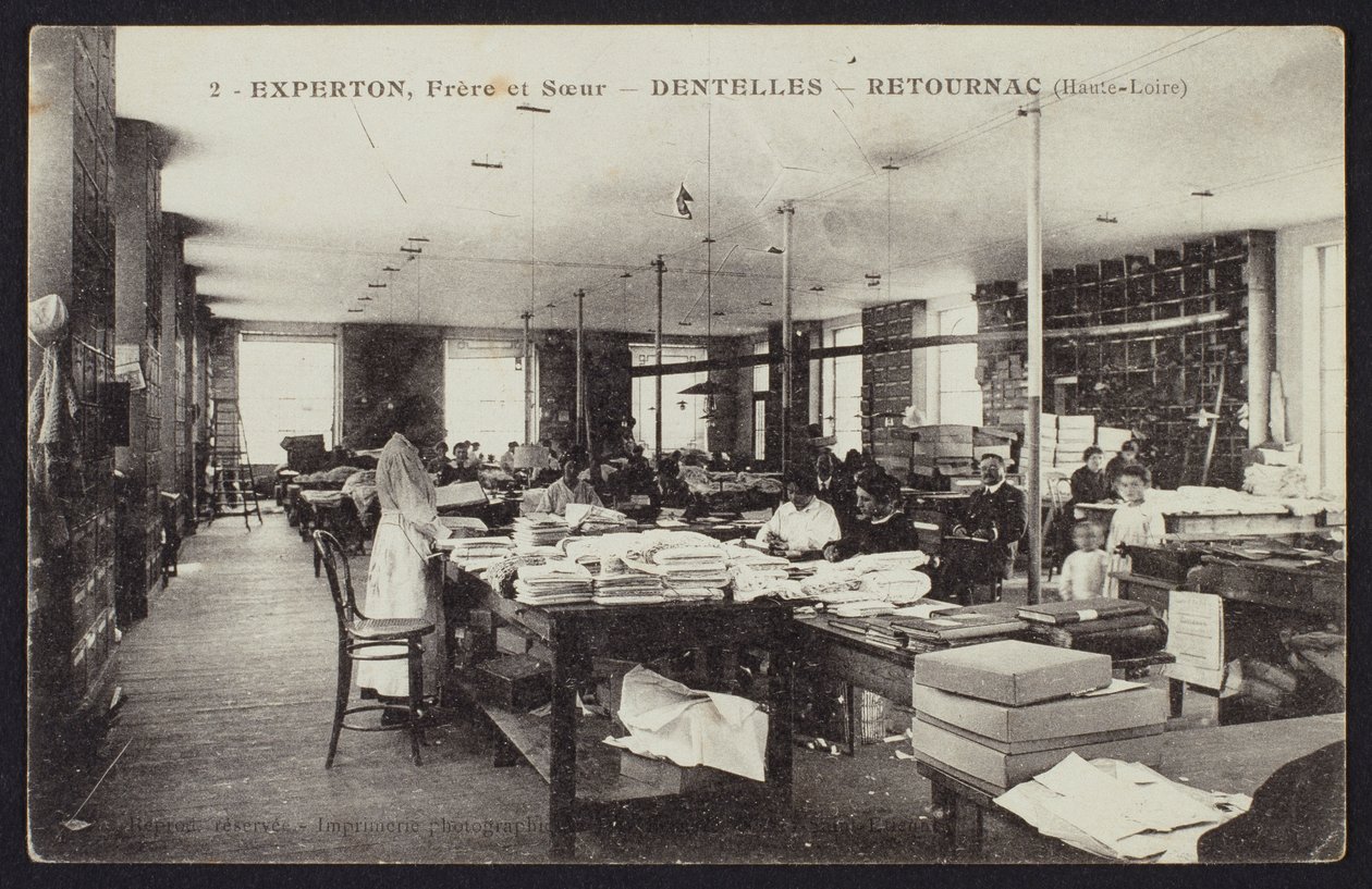 Carte postale représentant la manufacture de dentelle Experton, Frère et Sœur, à Retournac, vers 1900 - French Photographer