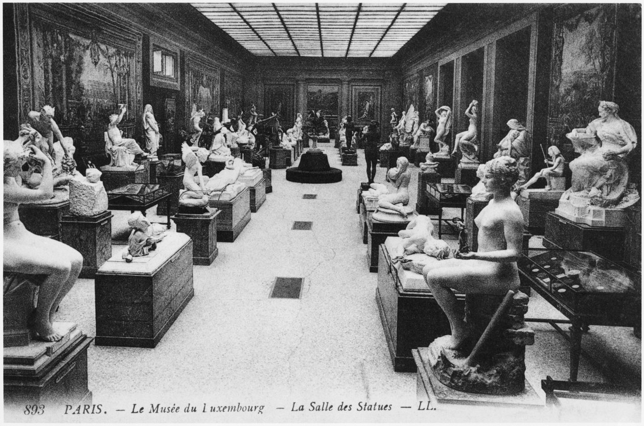 Carte postale représentant la salle des statues au Musée du Luxembourg, Paris, vers 1910 - French Photographer