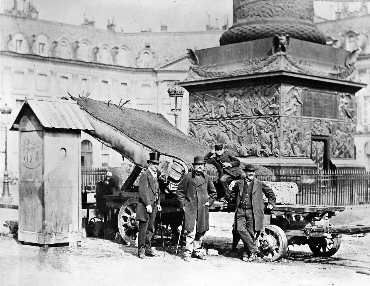 Troupes de la Commune de Paris sur la place Vendôme, 1871 - French Photographer