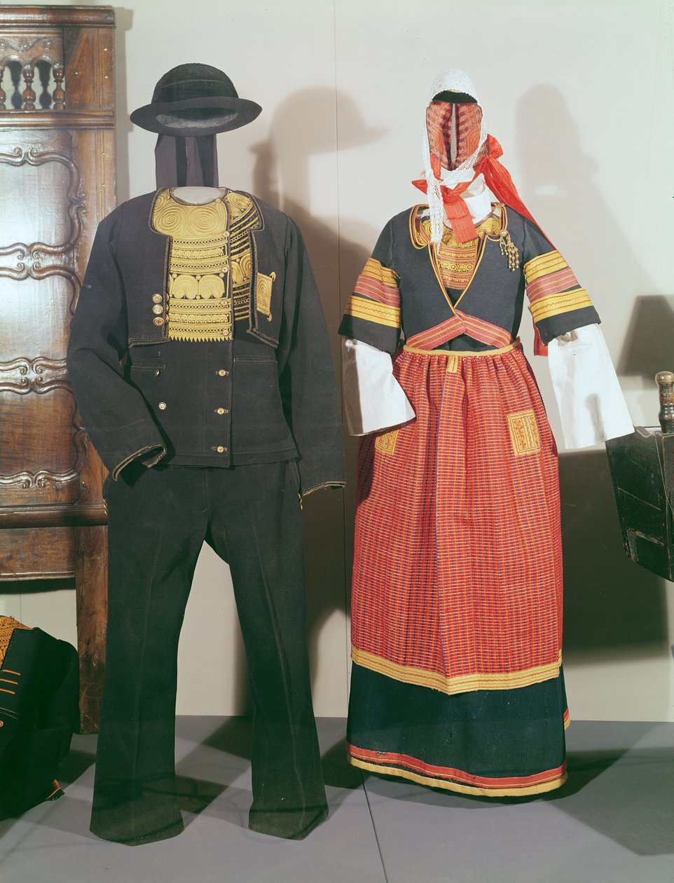 Deux mannequins portant des costumes traditionnels pour la fête de Pont-l