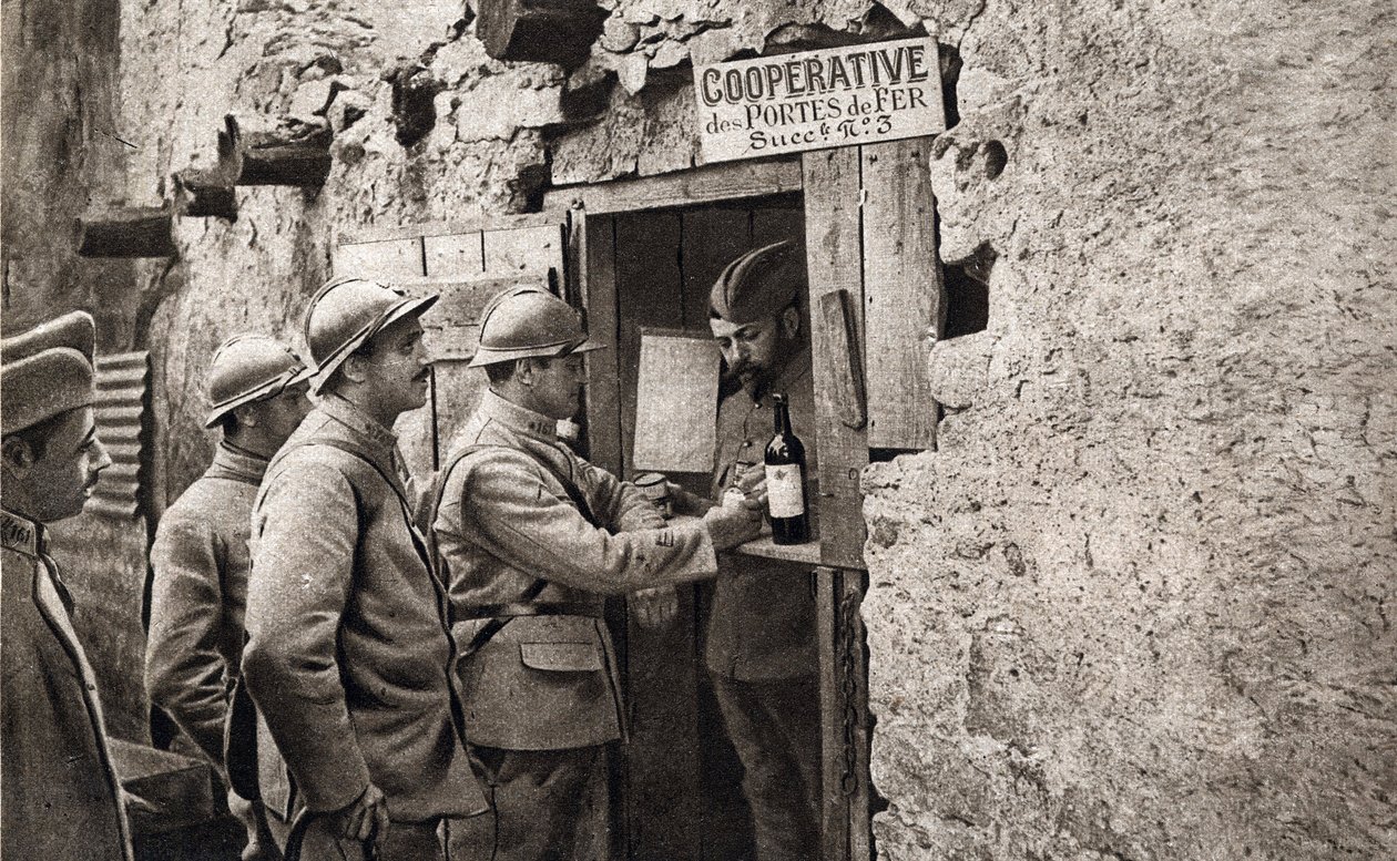 Première Guerre mondiale : "des systèmes coopératifs mis en place sur le champ de bataille permettent aux soldats épuisés de récupérer". Dans "Le miroir" 1918 - French Photographer