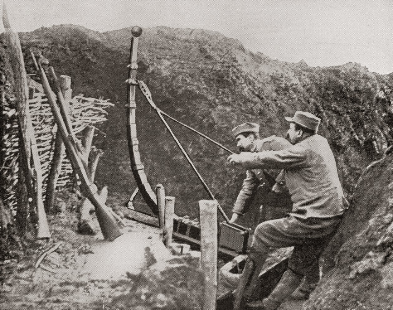Soldats français utilisant une catapulte pour lancer des bombes pendant la Première Guerre mondiale, de The Illustrated War News, 1915 - French Photographer