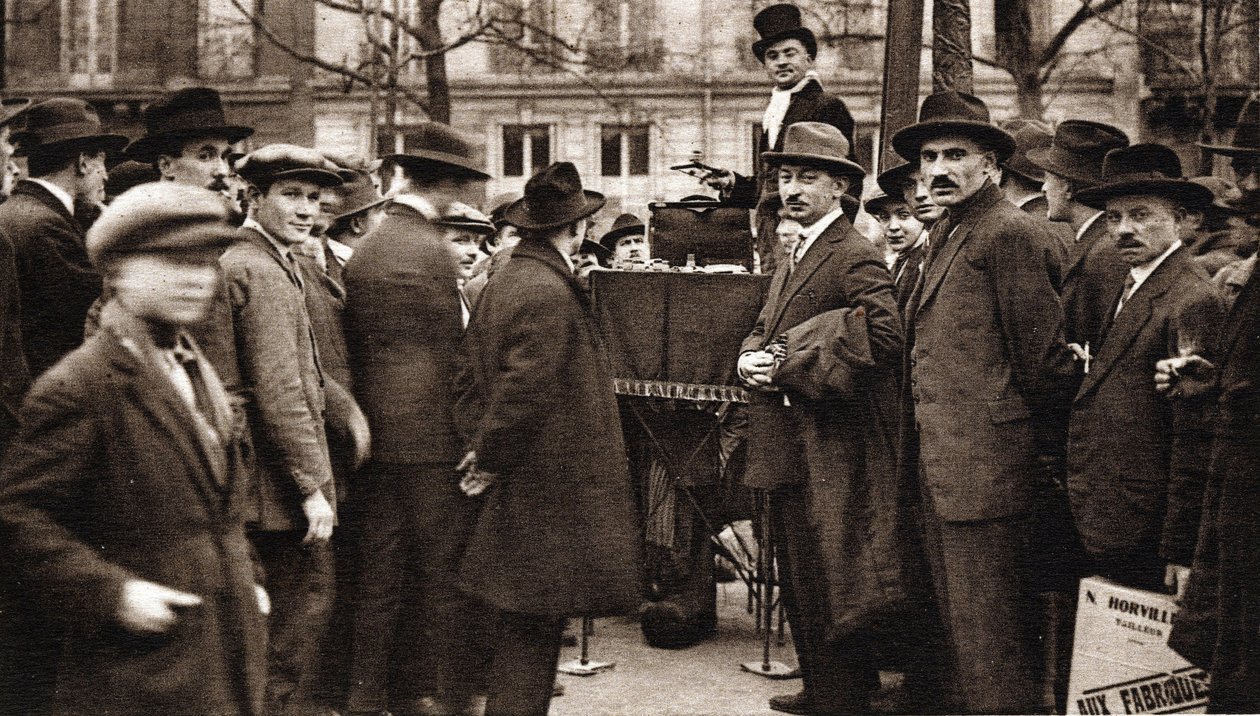 Les petits metiers de Paris: le camelot du boulevard. - French Photographer