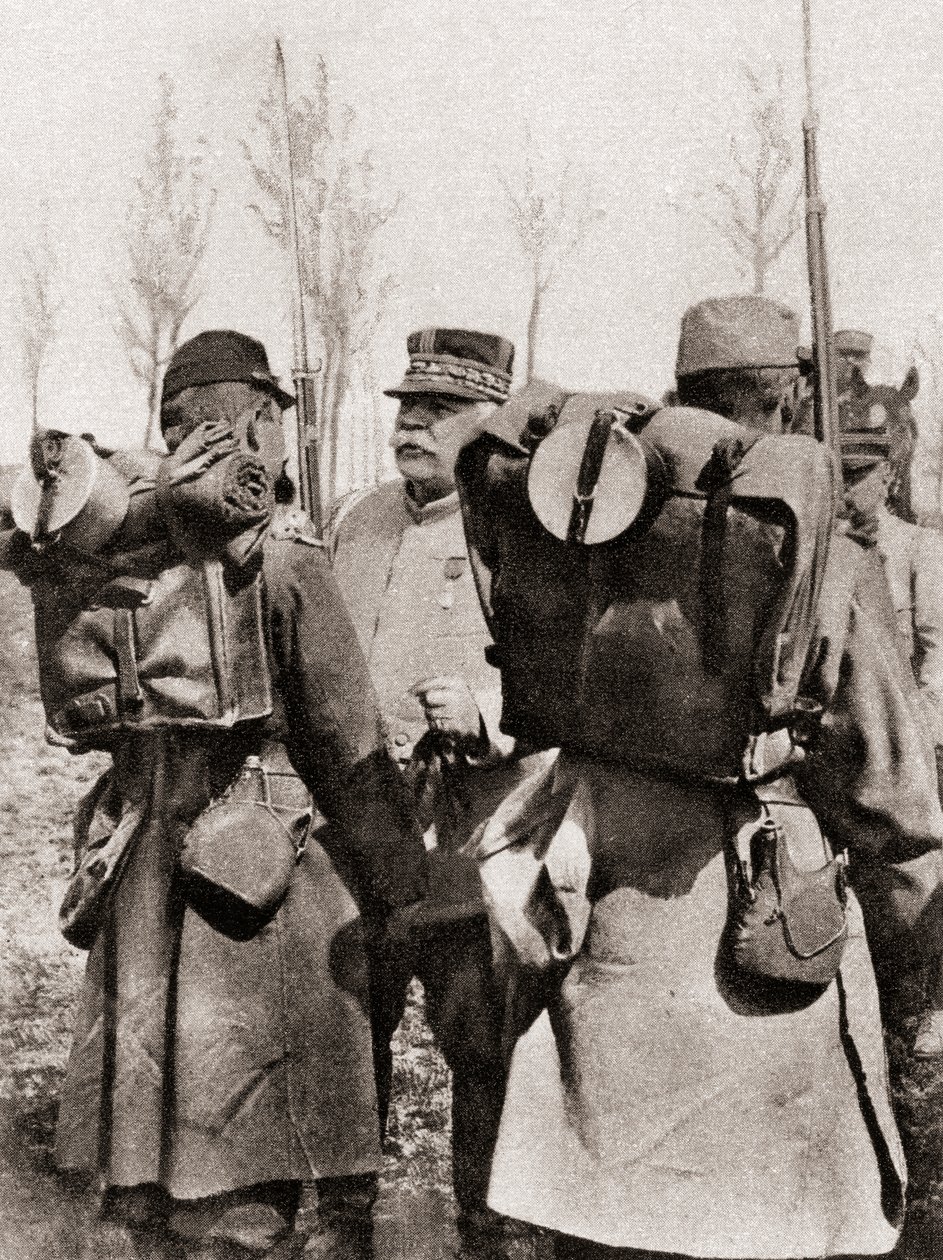Le maréchal Joseph Jacques Césaire Joffre inspectant ses troupes, de The Illustrated War News, 1915 - French Photographer