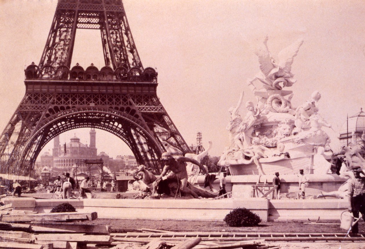 Hommes construisant la Fontaine St. Vidal près de la Tour Eiffel, vers 1888 - French Photographer