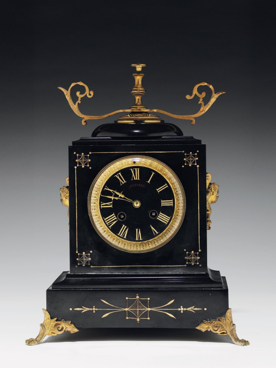 Pendule de cheminée en pierre noire, avec décoration incisée, avec pieds, ornements et accessoires en laiton doré, par Jausions de Pau, France, vers 1876-78 - French School