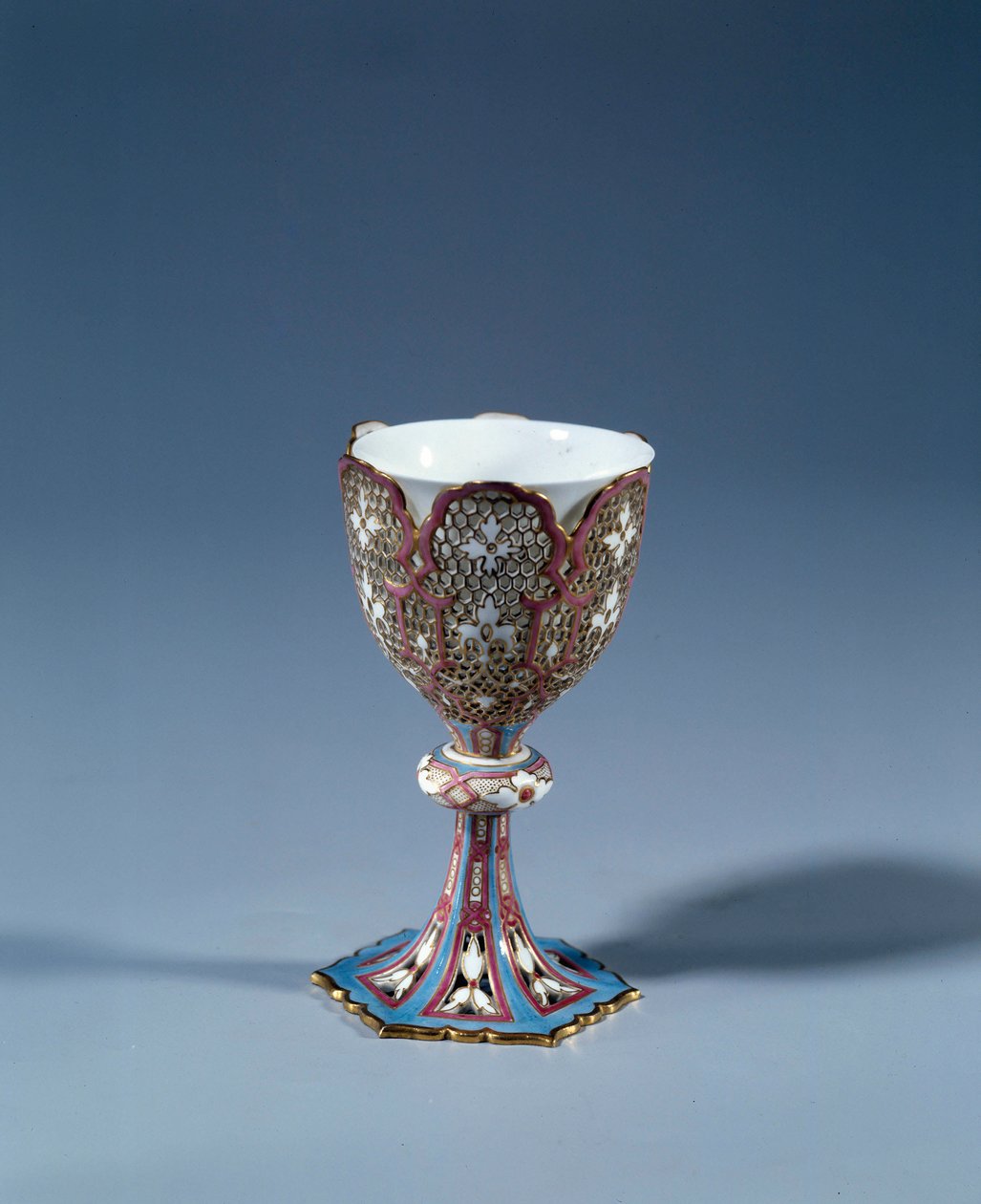 Art France: Tasse sur support mobile formant un présentoir. Porcelaine dure - French School