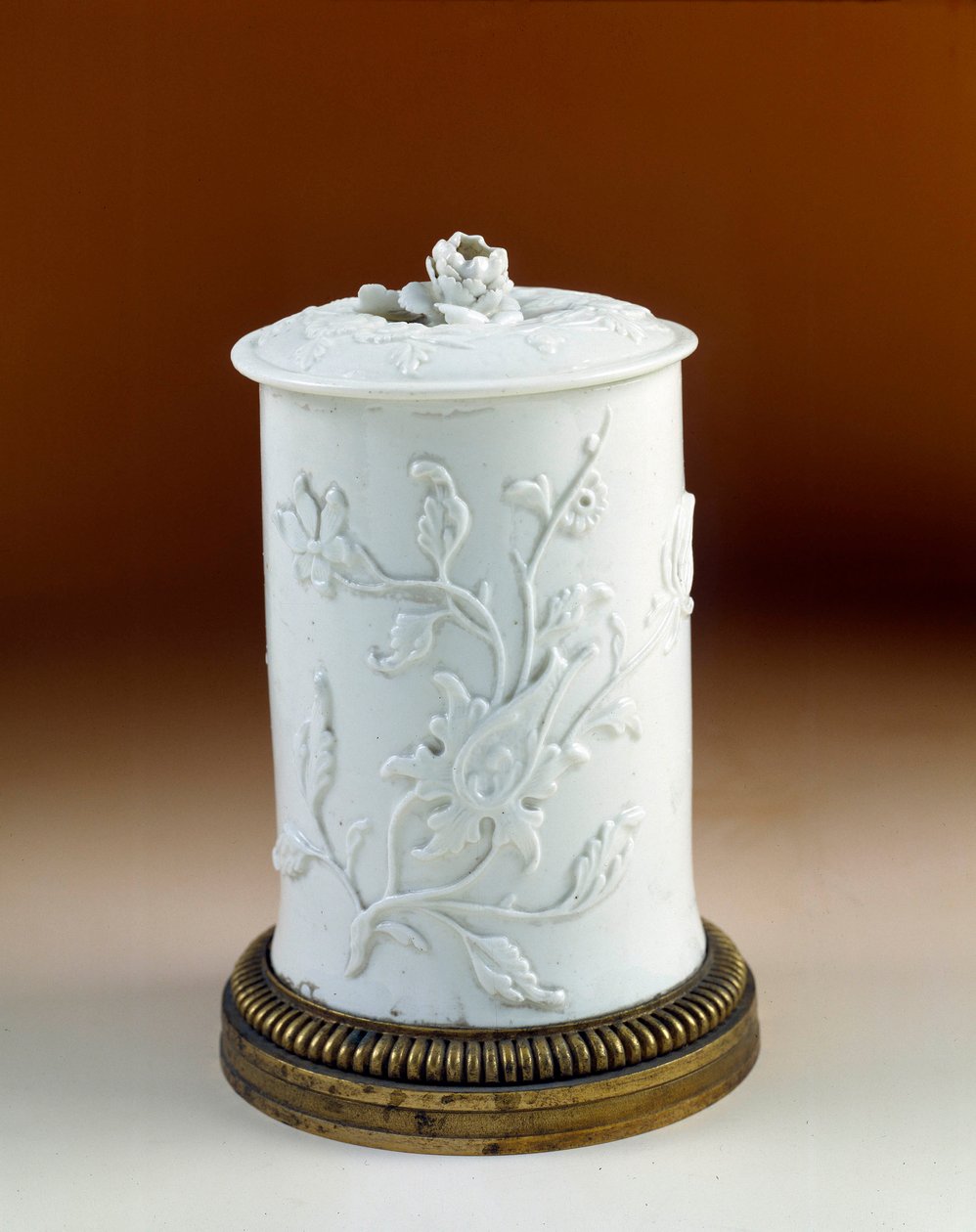 Art France : pot à tabac monté en bronze doré. Porcelaine tendre de Saint-Cloud - French School