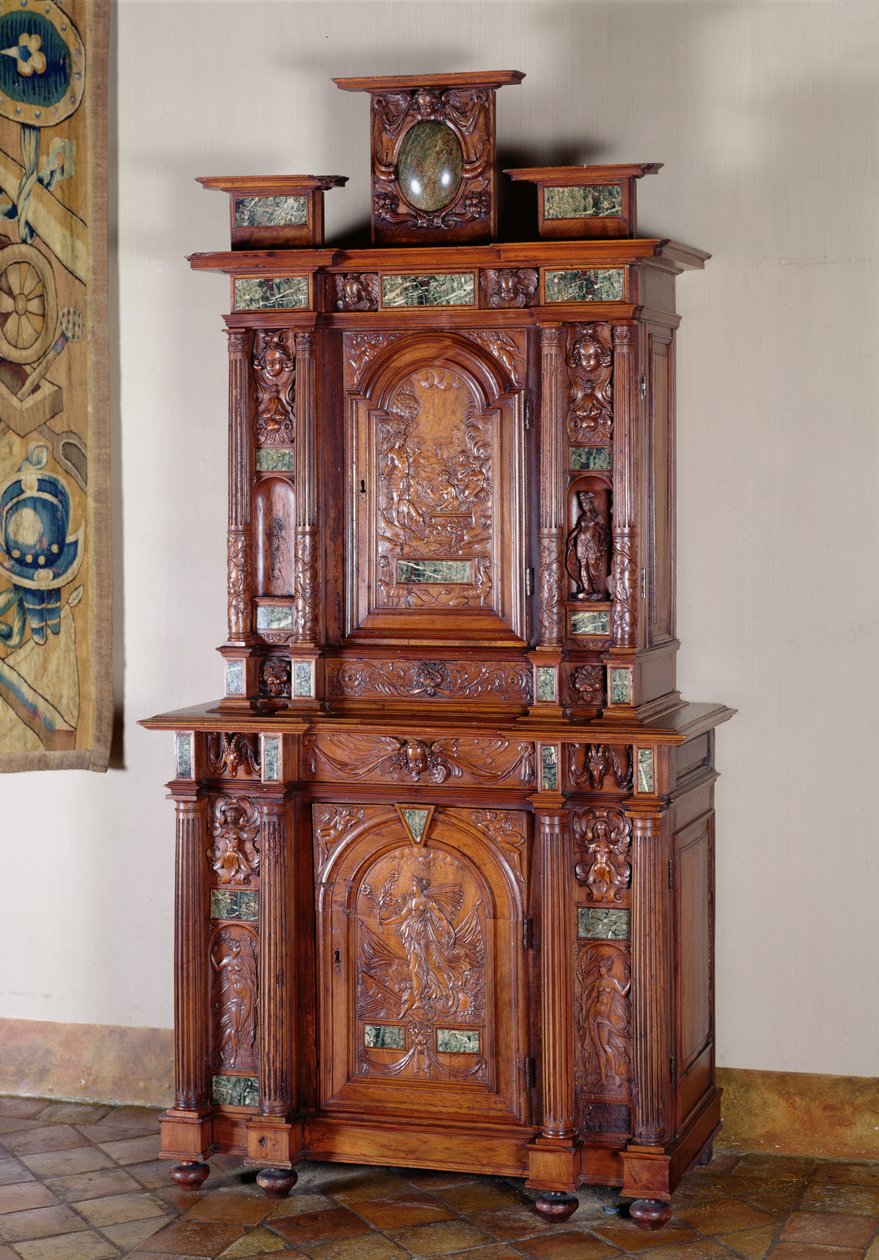 Cabinet à deux sections, avec une double porte représentant Actéon se métamorphosant en cerf et la figure de la Victoire - French School