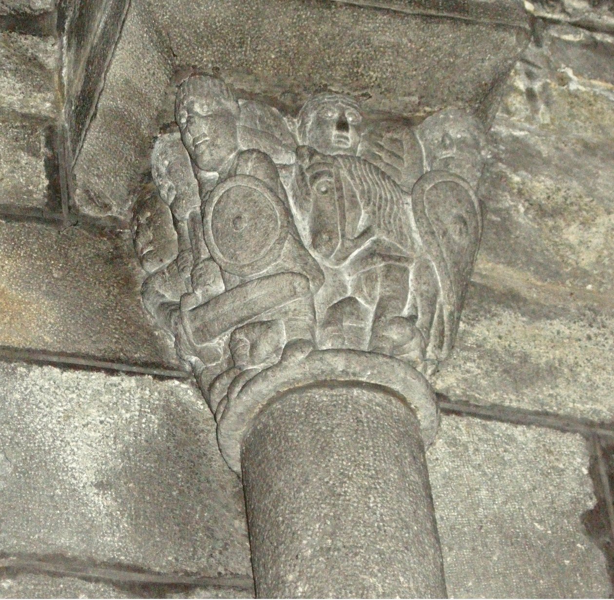 Chapiteau représentant des chevaliers locaux combattant les Maures - French School