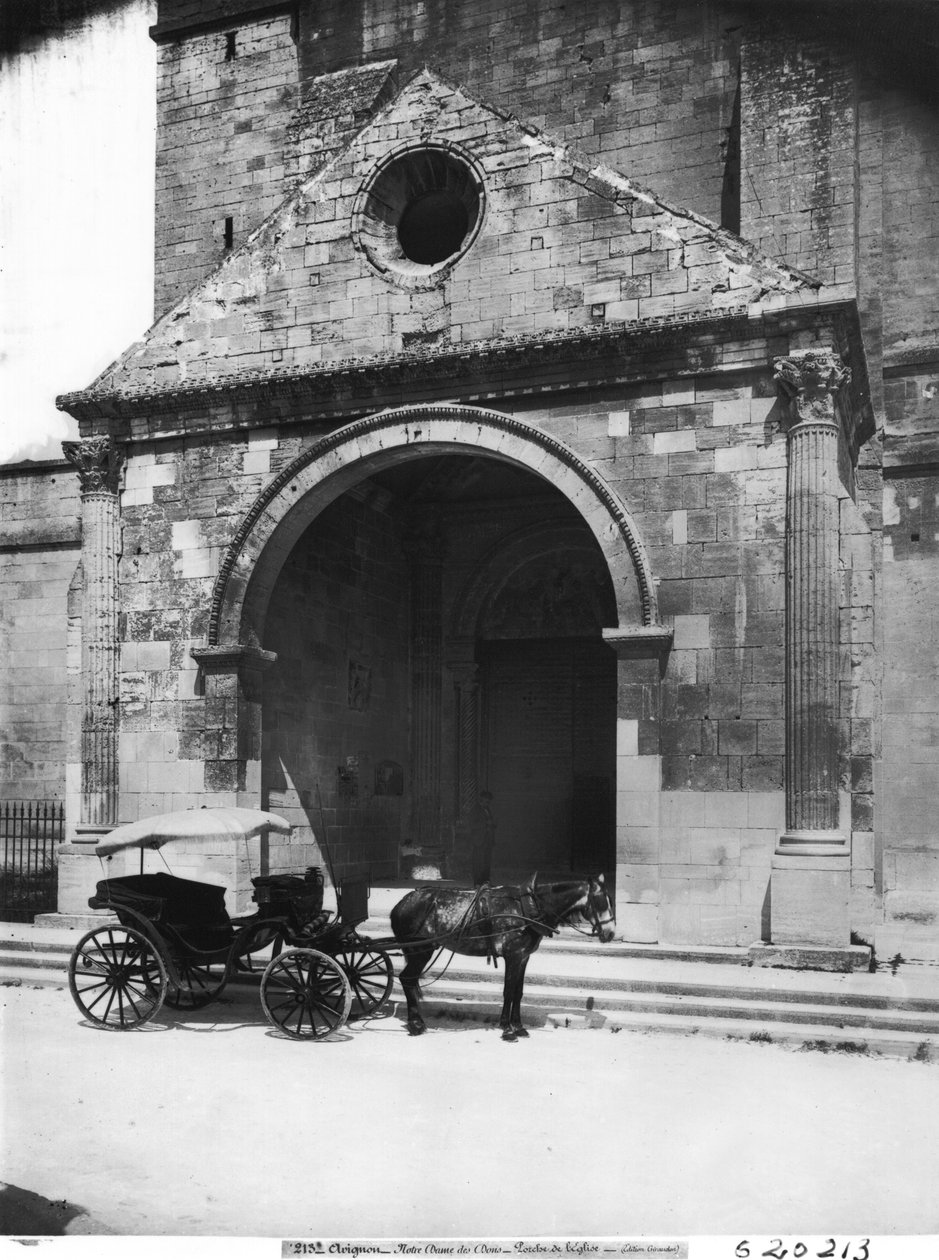 Carrosse attendant devant le porche de la cathédrale Notre-Dame-des-Doms - French School