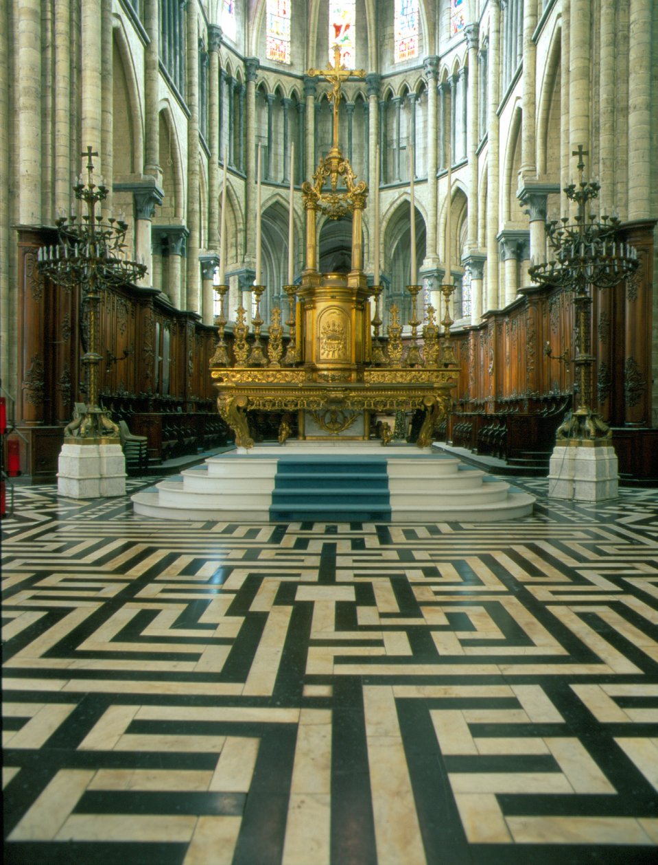 Cathédrale de Saint Omer (Nord 59) : Autel et labyrinthe. - French School