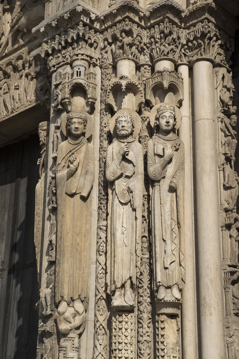 Cathédrale de Chartres, détail de la baie à droite du portail royal, de gauche à droite, un roi, Roland, Louis VII - French School