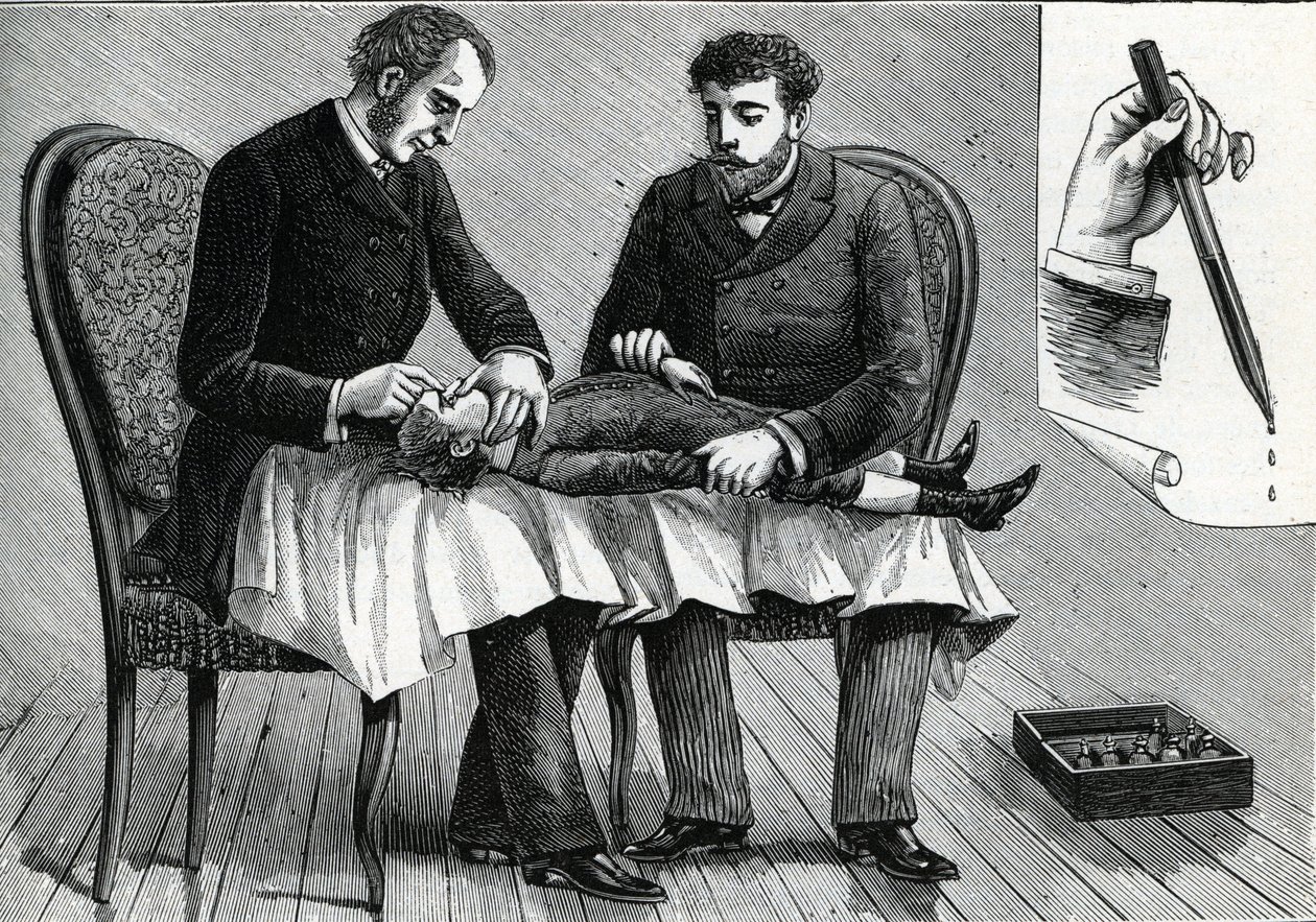 Médecins examinant les yeux d
