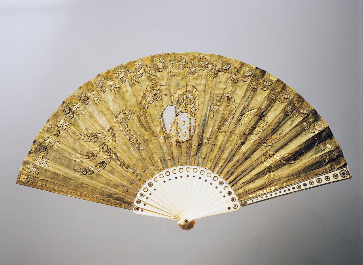 Éventail de soirée avec motifs floraux stylisés en soie avec paillettes, côtes en os incrusté - French School