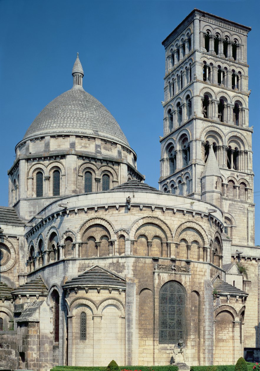 Vue extérieure du chevet avec les chapelles absidiales et le clocher, construit vers 1125-1135 - French School