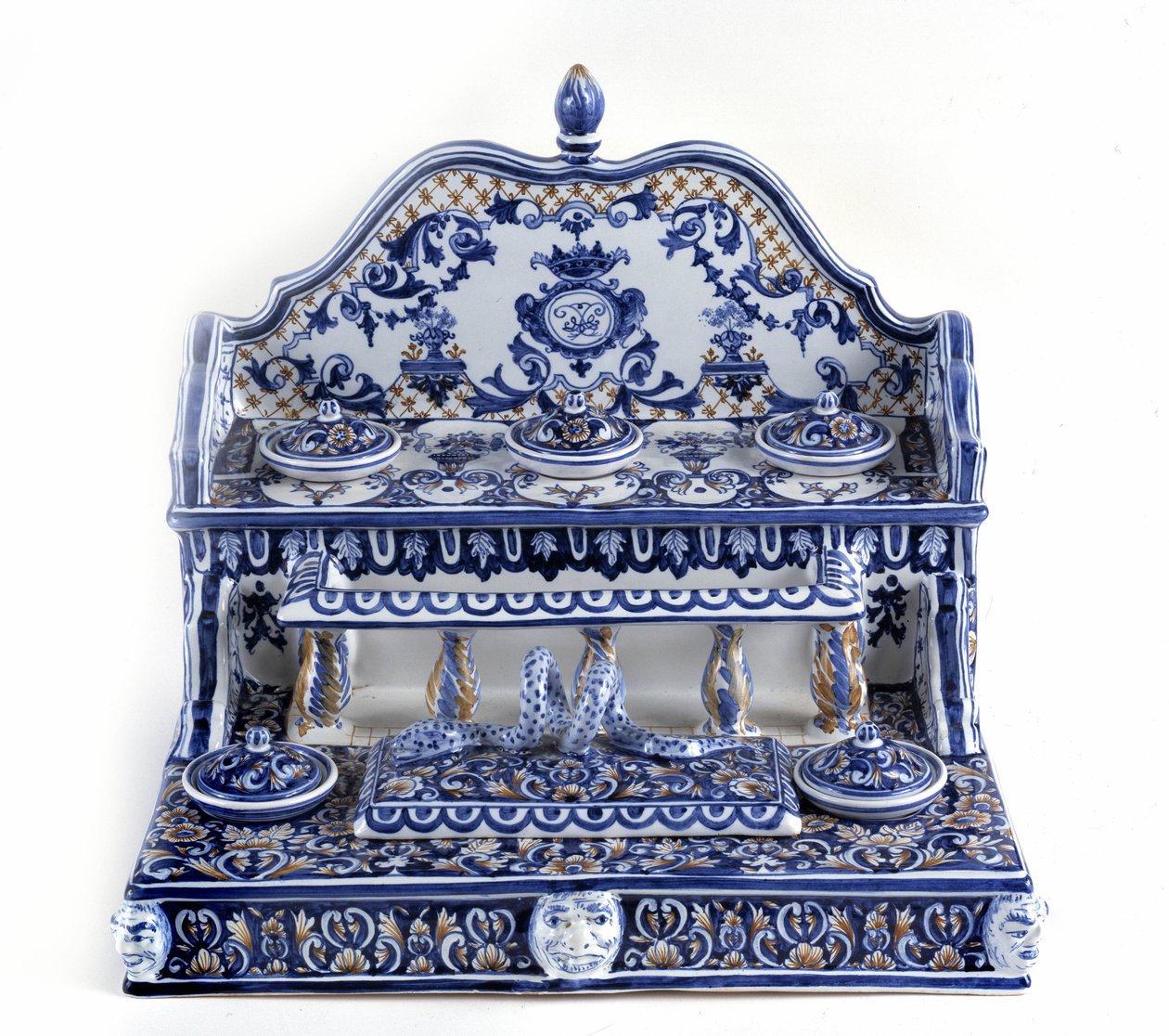Calligraphie française : Écriture en porcelaine de Gien, longueur totale de 40 centimètres, pièce très représentative du XVIIIe siècle. Paris, musée du stylo. - French School