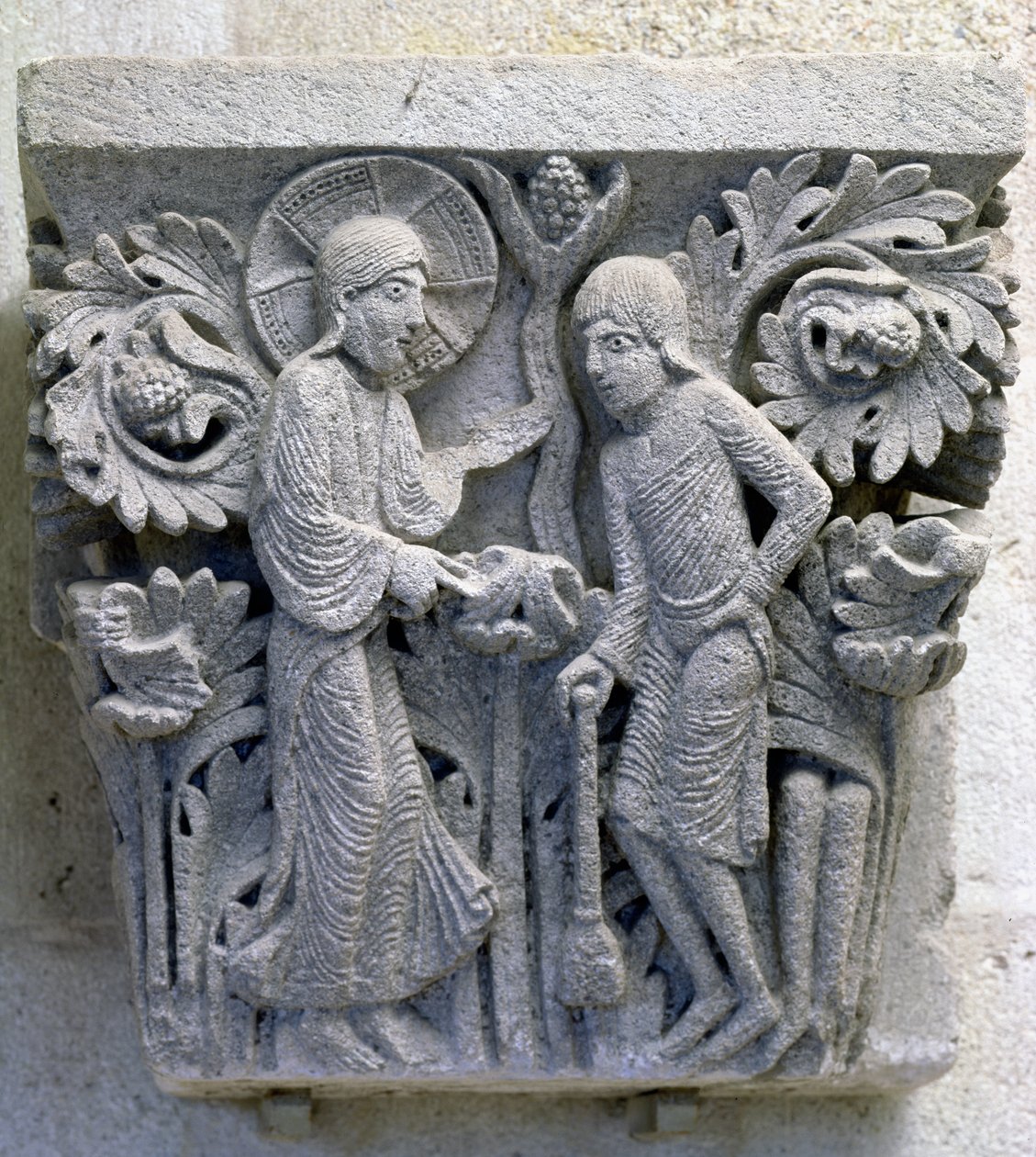 Dieu ordonnant à Adam de travailler la terre, chapiteau original de la nef de la cathédrale - French School