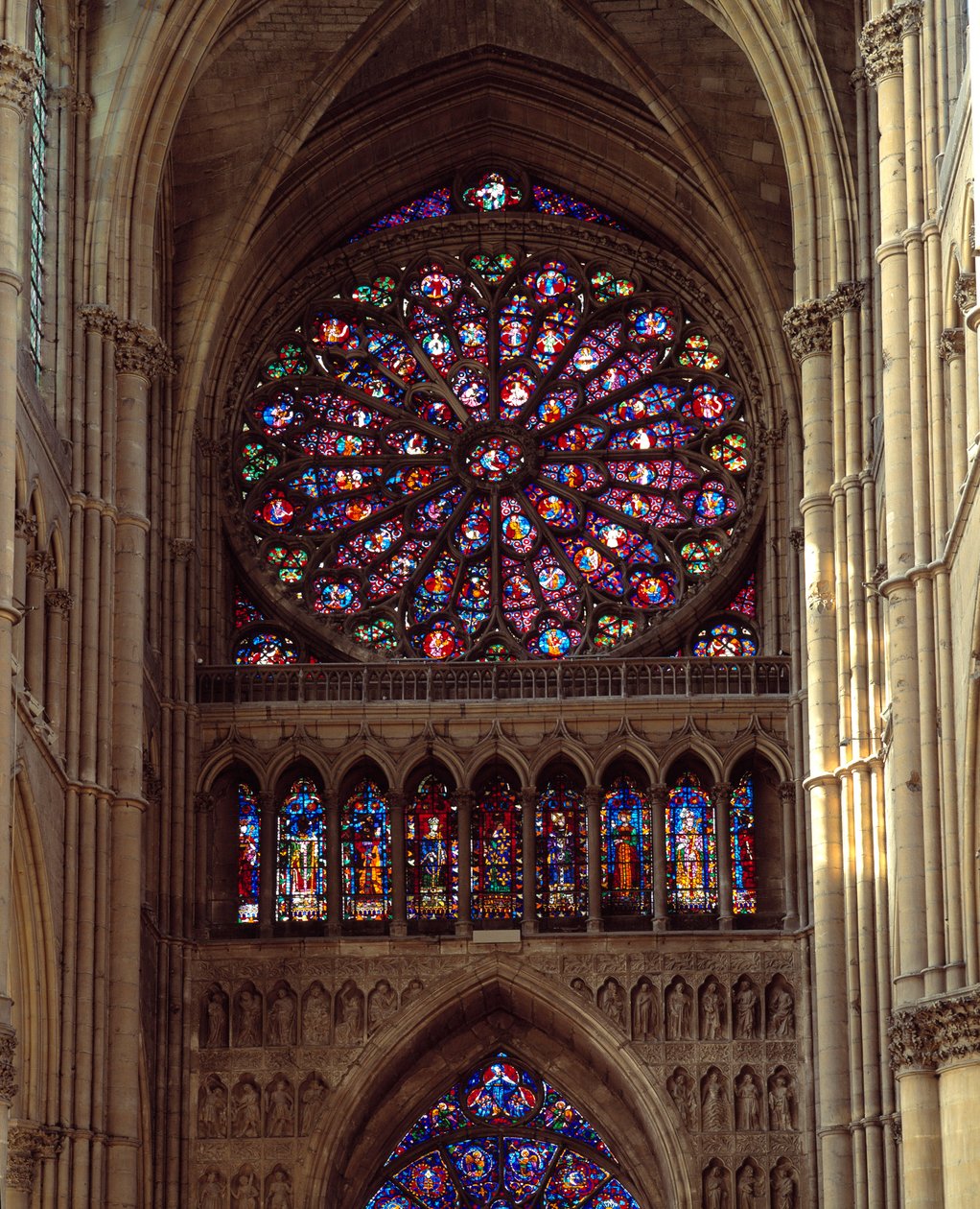 Architecture gothique : vue de la rosace de la cathédrale Notre-Dame de Reims réalisée au XIIIe siècle. Reims, Marne - French School