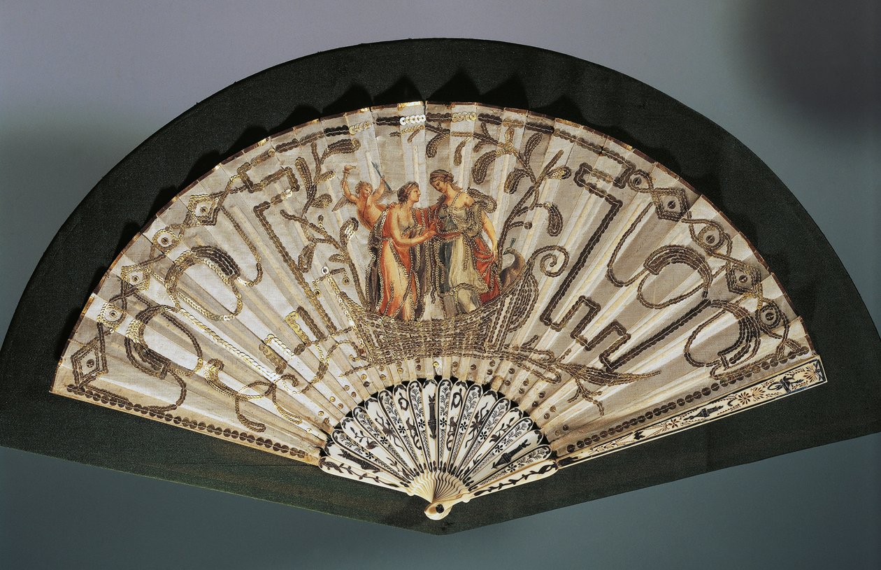 Éventail avec Vénus et Junon, feuille de soie avec broderie et paillettes, bâton de garde en os incrusté d