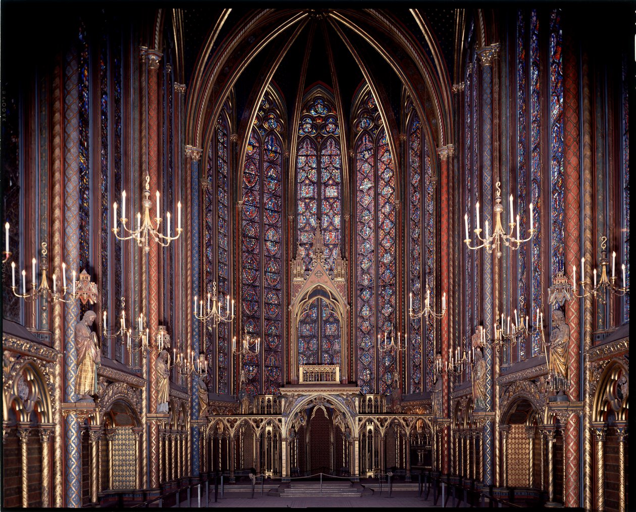 Vue intérieure de la chapelle supérieure de la Sainte-Chapelle (1245 - 1248) à Paris, France - French School